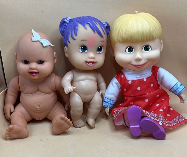 Lote de Bonecas Diversas em Vinil e Plástico com Três Unidades Incluindo Personagem Masha com Vestido Vermelho de Bolinhas, Bebê de Laço e Boneca de Cabelo Roxo. Conjunto Apresenta Cores Vibrantes e R