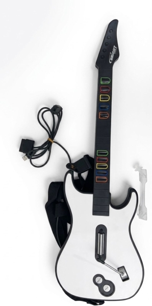 Guitarra para Jogo Guitar Hero da Marca Bright Games em Plástico Branco e Preto com Alça de Ombro Ajustável, Compatível com Consoles PlayStation 2 e PlayStation 3. Acompanha Caixa Original com Design