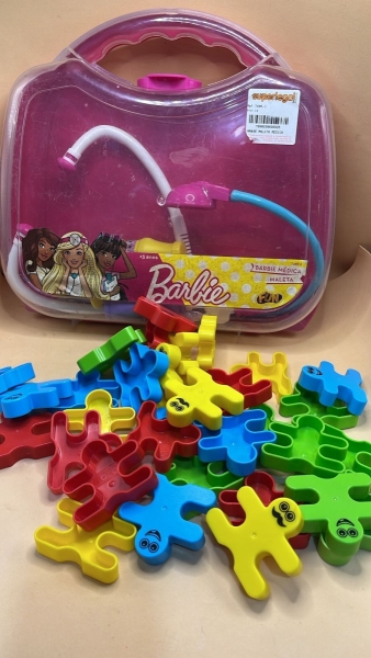 Maleta de Brinquedo Barbie Médica Fun em Plástico Transparente e Rosa com Acessórios Temáticos Incluindo Estetoscópio, Seringa e Tesoura Plástica. Conjunto de Brincar Acompanha Lote de Blocos de Encai