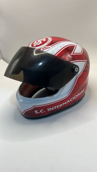 Mini Capacete Decorativo Pro Tork do Sport Club Internacional em Plástico Vermelho e Branco com Viseira Fumê Móvel, Produto Licenciado com Selo de Autenticidade e Logo do Time, Ideal para Colecionador