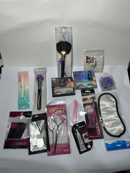 Lote de acessórios de beleza e maquiagem com pincéis Macrilan e Hello Mini, cílios Sabrina Sato, cola Dafu e itens de cuidados. Inclui máscara de dormir, pinças e esponjas. Produtos novos em embalagen