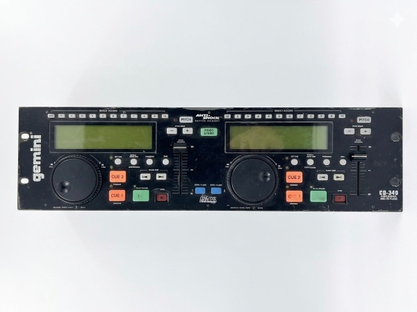 Controladora Gemini CD-340 Professional Dual CD Player, fabricado pela Gemini Sound Products (circa 1990/2000). O painel em metal preto conta com sistema Anti-Shock, controles de Pitch e Direct Access