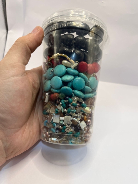 Lote contendo mix de bijuterias vintage e modernas. Peças diversas com estados de conservação variados, ideais para reuso criativo ou restauro; sem marca ou data específica visível.