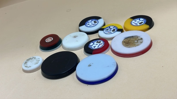 Jogo de Futebol de Botão Antigo Liso Com Times e Cores Sortidas Completo com Trave. O conjunto é composto por 7 jogadores de linha com cores sortidas. Não sabemos de qual material é feito as peças.