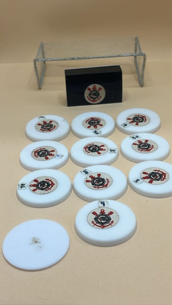 Jogo de Futebol de Botão Antigo Corinthians Completo com Trave. O conjunto é composto por 10 jogadores de linha com base branca, Acompanha um goleiro em bloco retangular robusto e uma trave metálica c