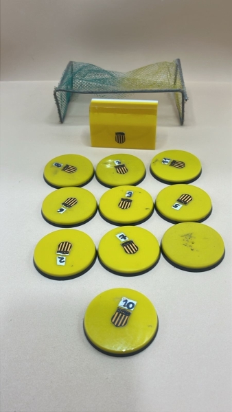 Jogo de Futebol de Botão Antigo Peñarol do Uruguai Completo com Trave. O conjunto é composto por 10 jogadores de linha amarela com base preta, Acompanha um goleiro em bloco retangular robusto e uma tr