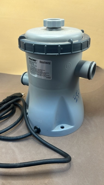 Bomba de filtragem para piscinas da marca Bestway, linha Flowclear, modelo 58381, opera em 220V com frequência de 60Hz e potência de 16W, apresentando altura aproximada de 21cm