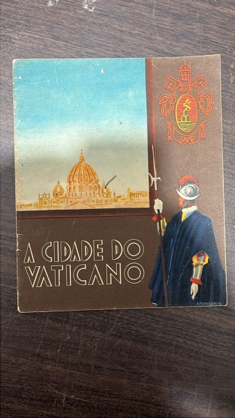 Livro Antigo A Cidade do Vaticano com Capa Ilustrada e Guardas Suíços, Edição em Português Repleta de Ilustrações em Preto e Branco de Obras de Arte e Arquitetura Religiosa. Item de Colecionador com D