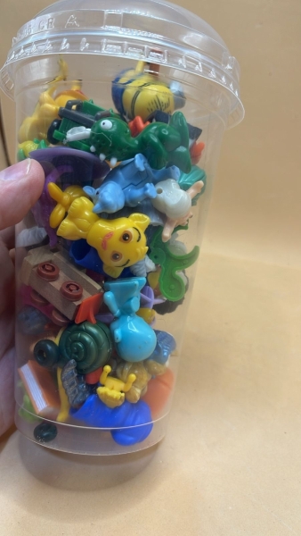 Pote de 700 ml cheio de miniatura kinder ovo e outros