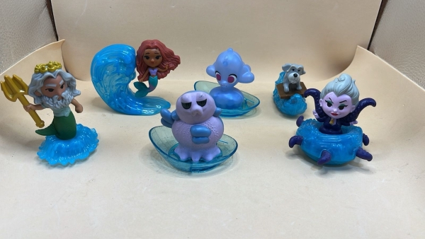 Lote de Bonecos e Figuras Colecionáveis do Filme A Pequena Sereia, Incluindo Personagens como Ariel, Rei Tritão, Úrsula e Linguado em Material Plástico com Detalhes em Vinil. Conjunto de Brindes Infan