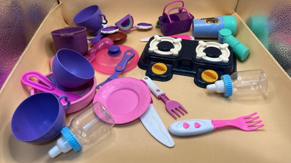 Lote de Brinquedos Infantis com Itens de Cozinha e Acessórios em Plástico Colorido, Inclui Fogão de Duas Bocas da Funny Toys, Panelas, Pratos, Xícaras, Talheres e Mamadeiras. Conjunto de Atividades Cr