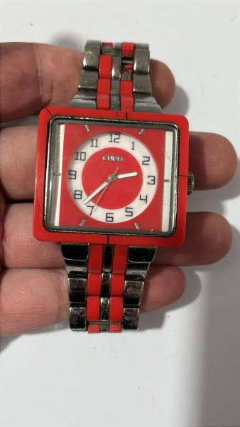 Relógio Euro Quadrado Vermelho e Prata - Design Arrojado - funcionamento ok