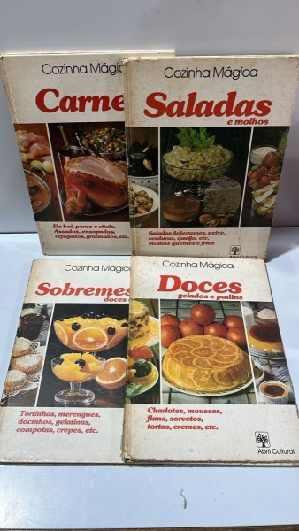 Coleção Cozinha Mágica Abril Cultural com Quatro Volumes de Livros de Receitas Vintage, Inclui Carne, Saladas e Molhos, Sobremesas e Doces Gelados e Pudins. Manuais de Culinária Antigos com Sinais Nat