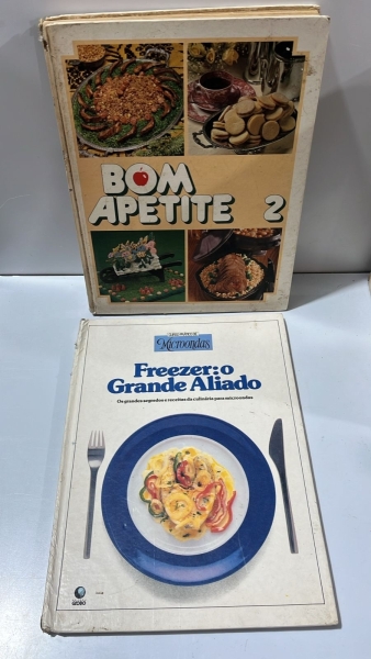 Lote com Dois Livros de Culinária Vintage, Inclui Bom Apetite Volume 2 da Editora Abril e Curso Prático de Microondas Freezer o Grande Aliado da Editora Globo. Manuais de Receitas Antigos com Sinais d