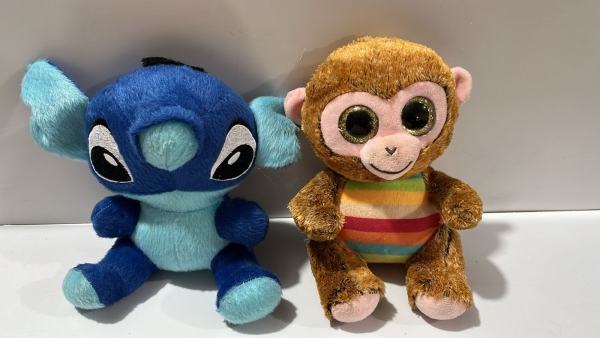 Lote de Pelúcias com Personagem Stitch Azul da Disney e Macaco com Olhos Grandes de Brilho da Ty, Brinquedos Macios com Detalhes Coloridos para Crianças e Colecionadores. Peças Usadas em Bom Estado. A