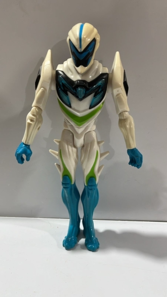 Boneco de Ação Max Steel Cytro em Plástico Rígido nas Cores Branco, Azul e Verde, Articulado com Detalhes de Armadura Futurista. Aproximadamente 28cm.