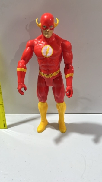 Boneco de Ação The Flash em Plástico Rígido Vermelho e Amarelo, Articulado com Símbolo Clássico do Herói da DC Comics no Peito. Aproximadamente 29cm.