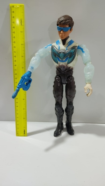 Boneco de Ação Max Steel em Plástico Rígido com Braços Translúcidos, Articulado com Óculos Azul e Acessório de Arminha Acoplado na Mão Direita. Aproximadamente 29.5cm.