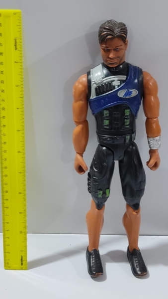 Boneco de Ação Max Steel Antigo em Plástico Rígido Mattel 1998, Traje Preto e Azul com Colete Tático e Bracelete Prateado, Articulado para Coleção. Aproximadamente 29cm.