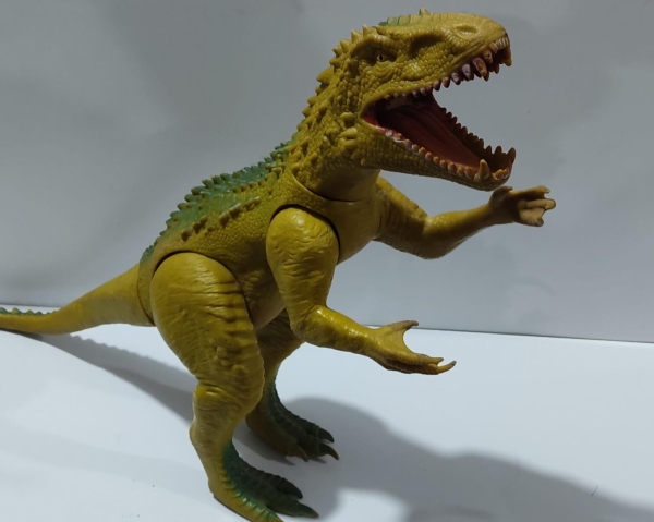 Brinquedo Dinossauro de Plástico Rígido com Boca Aberta Articulada e Detalhes de Textura Realista na Cor Verde Musgo com Dorso Escuro, Ideal para Coleção Infantil. Aproximadamente 60cm de Comprimento.
