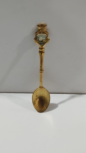 Colher de Chá de Metal Dourado para Coleção com Emblema Esmaltado de Veneza no Cabo. Aproximadamente 12cm.