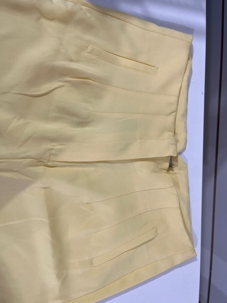 Calça feminina nova na cor amarela Tamanho GG