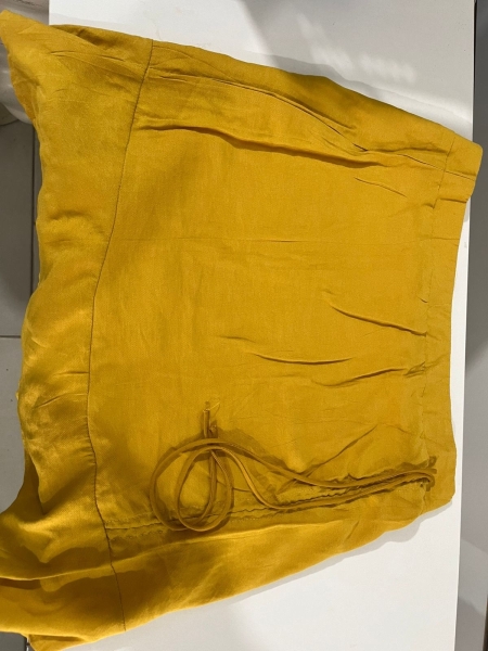 Saia feminina nova na cor amarelo ouro Tamanho único