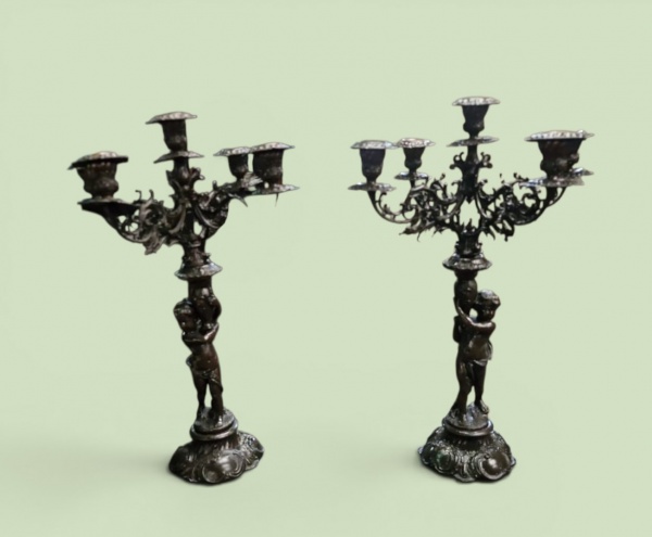 Joias . MARAVILHOSO PAR DE CANDELABROS EM METAL, REPRESENTANDO MENINO E MENINA NA SUA ...