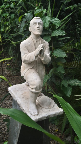 Lote 1 ESCULTURA "O PEREGRINO"  MÁRMORE DE CARRARA. Escultura figurativa ... Valor inicial: R$ 25.00