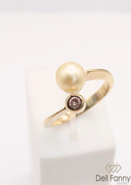 Anel em ouro amarelo 18k modelo Romeu e Julieta c/ diamante 5pts e perola 6mm - peso 5,7g aro 24