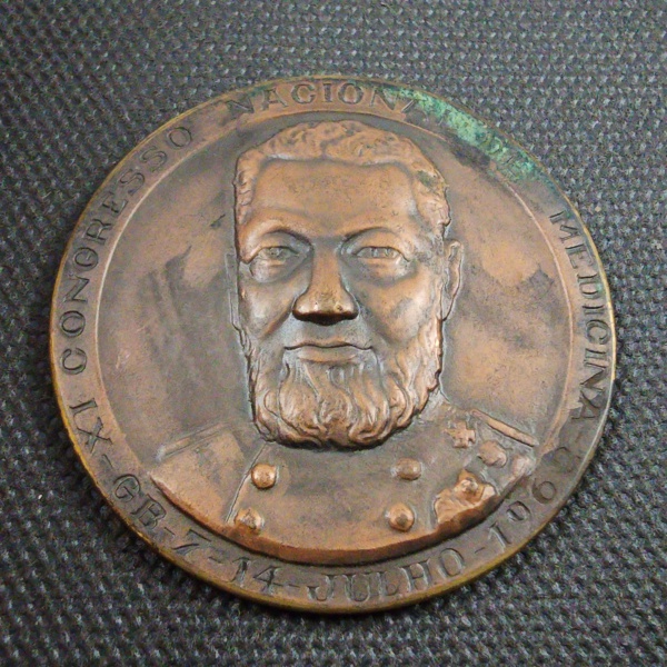 Joias . Medalha CBD 50 anos 1914 a 1964. Marcas do tempo. Perte foto 2