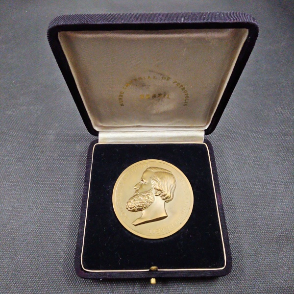 Joias . Medalha CBD 50 anos 1914 a 1964. Marcas do tempo. Perte foto 1