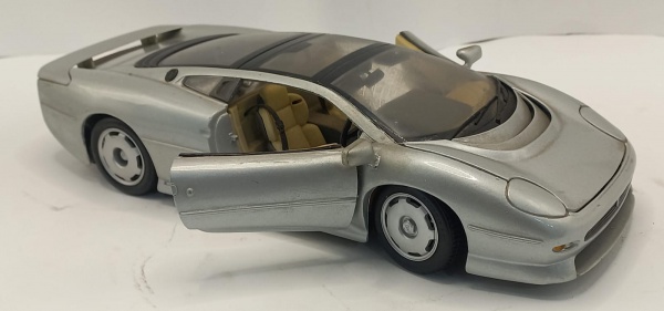 Lote 18 Miniatura 1/18 Jaguar XJ220 Maisto 28x11x9 Valor inicial: R$ 100,00