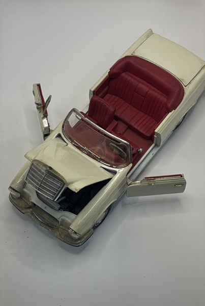 Joias . MErcedes 280 SE Maisto Escala 1:18