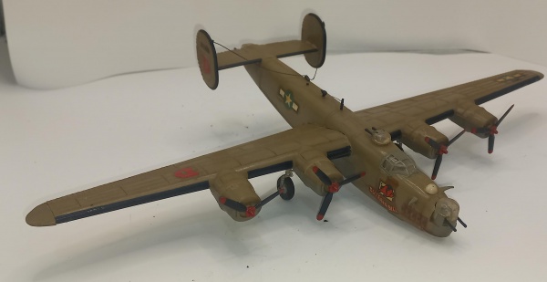 Lote 209 Aeronave Militar muito detalhada 37x10x23 Valor inicial: R$ 100,00