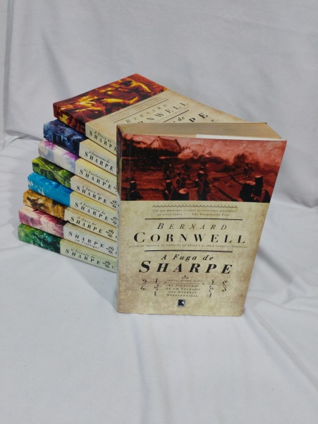 Lote 398 LIVRO /  BERNARD CORNWELL / 9 VOLUMES /  otimo estado em geral Valor de venda: R$ 90,00