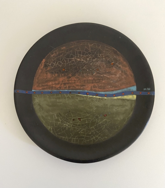 Lote 104 Megumi Yuasa (São Paulo, 1938). Prato em cerâmica. Assinado e datado. 91. Med: ... Valor in