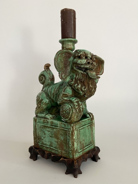 Lote 27 Cão de Fó. Castiçal/ escultura em cerâmica oriental esmaltada. Símbolo asiático ... Valor in