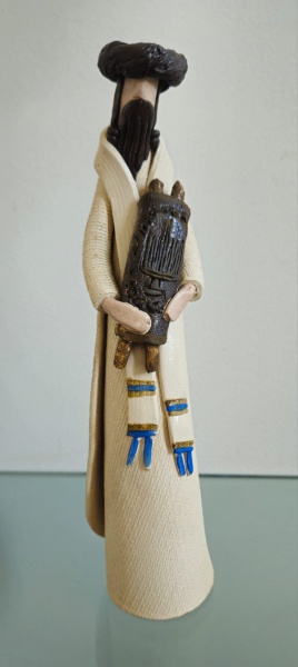 Lote 141 Escultura Rabino segurando um Sefer Torá em cerâmica, assinado Daisy. 25 cm ... Valor inici