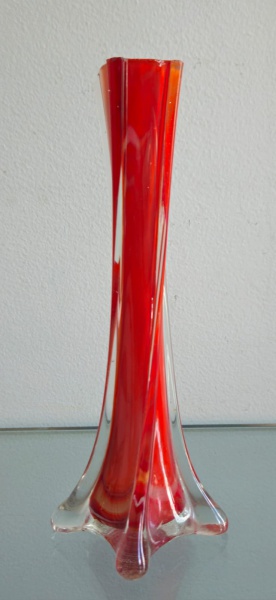 Lote 149 Vaso / Solifleur em murano em policromia. Medidas 20 cm altura x 7 cm ... Valor inicial: R$