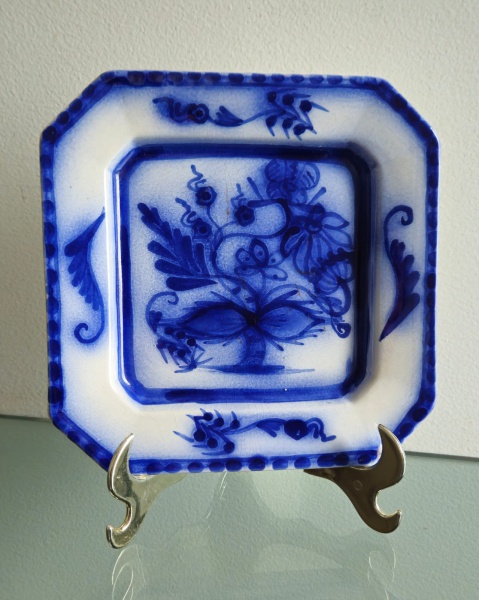 Lote 31 Antigo Prato em Porcelana borrão. 20 x 20 cm. A2939 Valor inicial: R$ 155,00