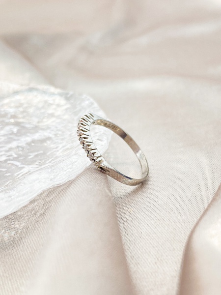 MEIA ALIANÇA, EM OURO BRANCO, 18K, DIAMANTE, ARO: 18, PESO: 1.6 gr, LAPIDAÇÃO: 8/8, DIAMANTES: 9X 0,010 - SI2 - K, TOTAL DE : 0.090 CT | REF: M14043 | REF:M14043
