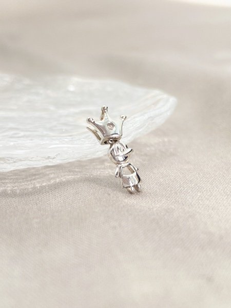 PINGENTE, EM OURO BRANCO, 18K, MENINO, TAMANHO: 1,5cm, PESO: 0.9 gr, LAPIDAÇÃO: BRILHANTE, DIAMANTES: 1x0,003 -I2 - k, TOTAL DE : 0,003 CT | REF: T13736 | REF:T13736