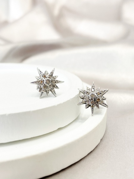 BRINCO, EM OURO BRANCO, 18K, DIAMANTE, TAMANHO: 1,5CM, PESO: 3.43 gr, LAPIDAÇÃO: BRILHANTE, DIAMANTES: 12X 0,006 - 14X 0,017 - SI2 - BROWN, TOTAL DE : 0.31 CT | REF: I13322 | REF:I13322