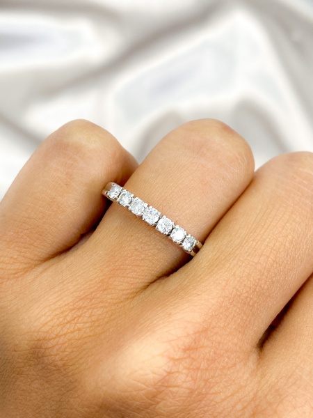 MEIA ALIANÇA, MEIA ALIANÇA, EM PLATINA, DIAMANTE, ARO: 22, PESO: 2.67 gr, LAPIDAÇÃO: BRILHANTE, DIAMANTES: 7X 0,056 - SI2 - L, TOTAL DE : 0.39 CT | REF: M13125 | REF:M13125