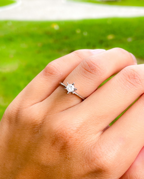ANEL SOLITÁRIO, SOLITÁRIO, EM OURO BRANCO, 14K, DIAMANTE, ARO: 12, PESO: 2.24 gr, LAPIDAÇÃO: BRILHANTE, DIAMANTES: 1X 0,19 - I3 - K, TOTAL DE : 0.19 CT | REF: I12791 | REF:I12791