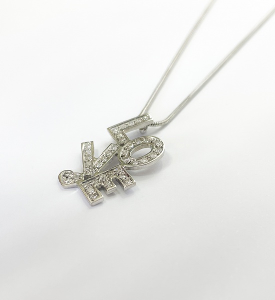 COLAR, EM OURO BRANCO, 18K, DIAMANTE, LOVE, TAMANHO: 44CM, ELO: ..., PESO: 5.3 gr, DIAMANTES: 39X 0,007, TOTAL DE : 0.27 CT | REF: I11990 | REF:I11990