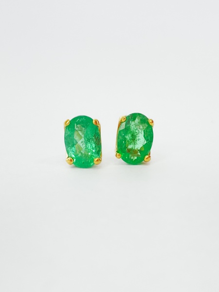 BRINCO, EM OURO AMARELO, 18K, ESMERALDA, OVAL, TAMANHO: 0,6cm, PESO: 2.16 gr, LAPIDAÇÃO: OVAL, PEDRA COLORIDA: 2X 0,62, TOTAL DE: 1,25 CT | REF: M11609 | REF:M11609