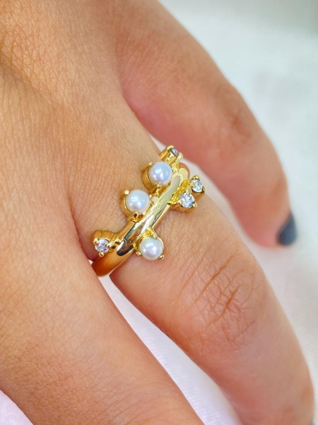 ANEL, EM OURO AMARELO, 18K, DIAMANTE, ARO: 15,5, PESO: 4.5 gr, DIAMANTES: 4X 0,023, TOTAL DE : 0.092 CT, PEDRA COLORIDA: 3X PEROLAS | REF: I10242 | REF:I10242