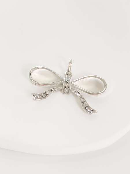 PINGENTE, EM OURO AMARELO RODINADO, 18K, DIAMANTE, LAÇO, TAMANHO: 2,5CM, PESO: 2.1 gr, DIAMANTES: 6X 0,001 - 6X 0,002 - 6X 0,003 - 11X 0,006, TOTAL DE : 0.10 CT | REF: T9770 | REF:T9770